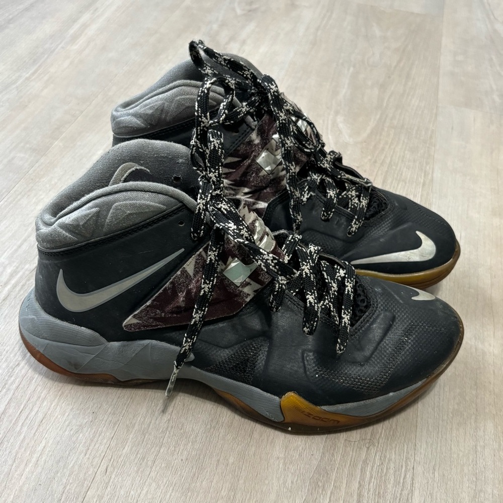 Big Boys Size 7 Nike LeBron Soldier 7